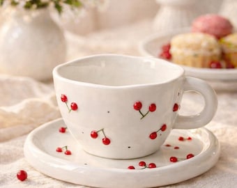 Witte keramische koffiekop en schotel | Minimalistische mok met bessendetail | Esthetisch keukencadeau