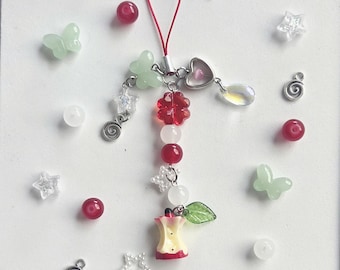 Llavero rojo con núcleo de manzana