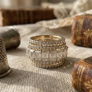 Conjunto de anillos apilables Celestia con diamantes talla esmeralda, múltiples bandas con diamantes de laboratorio, oro de 14 quilates.