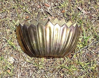 Vintage Wandpflanzer aus massivem Messing, muschelförmiger Körper und Sunburst-Rand