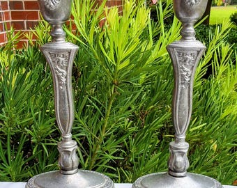 Par vintage ljusstakar med grekisk nyckel från Carson Statesmetal från 1998, tillverkade av vingårdsskulpturer.