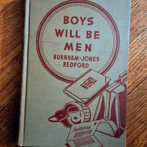 Könnte beinhalten: Ein Vintage-Buch mit dem Titel "Boys Will Be Men" mit hellgrünem Einband und roten Illustrationen. Das Cover zeigt ein kreisförmiges Design mit dem Titel sowie Abbildungen eines Koffers, eines Footballhelms und einer Einladung.
