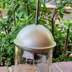 Picadora de nueces/tarro medidor estilo granja de los años 50 de Dispensers Inc. - Perilla de madera roja