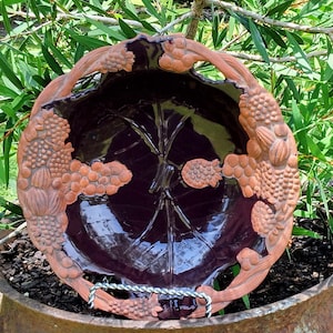 Vintage Claire Burke zweifarbige, handbemalte Terrakotta-Schale mit Fuß, 20 cm Durchmesser, glasiert – Fruchtmotiv