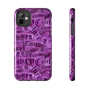 Puede incluir: Una funda de teléfono morada con un patrón repetido de las palabras "Juicy Couture" y un emblema de corona. La funda tiene un acabado brillante y un recorte negro para la lente de la cámara.