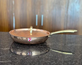 Sartén de cobre martillado con mango y tapa de latón, utensilios de cocina gourmet.