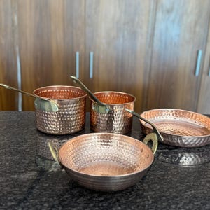 Zestaw ręcznie wykonanych miedzianych naczyń kuchennych – kadai, patelnia i łyżki do serwowania