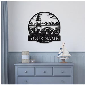 Aangepaste metalen vuurtorenbord, gepersonaliseerde kustmuurkunst, naamplaatje strandhuis, nautisch decor voor thuis, cadeau oceaanthema