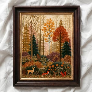 Può includere: Una stampa d'arte incorniciata che raffigura una fitta scena di bosco autunnale con alberi alti nei toni dell'arancione, del giallo e del verde. In primo piano, un cerbiatto maculato, una volpe rossa, un coniglio marrone e uno scoiattolo rosso.