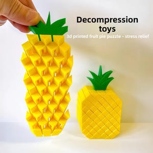 Op de afbeelding: Een set van drie keramische mokken met een gespikkelde, matte afwerking. De mokken zijn in de kleuren crème, lichtbruin en donkerbruin. Elke mok heeft een eenvoudig ontwerp en een afgeronde handgreep.