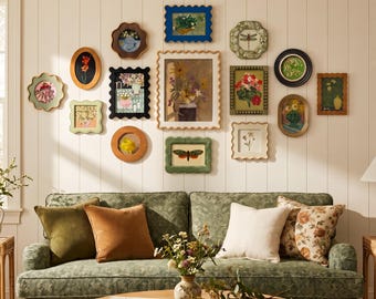 Puede incluir: Una pared de galería con una colección de diversas obras de arte enmarcadas con ilustraciones botánicas, de insectos y flores en diversas formas y colores, dispuestas sobre un sofá verde estampado con cuatro cojines lisos y florales.