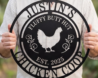 Cartello personalizzato per pollaio, decorazione personalizzata con animali da fattoria, divertente decorazione in metallo per il giardino, regalo unico per chi ama il pollaio e la vita in fattoria.