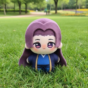 Pu&ograve; includere: Una bambola di peluche con una parrucca viola e un abito blu e oro. La bambola ha grandi occhi espressivi ed &egrave; seduta sull'erba verde. Lo sfondo &egrave; un parco sfocato.