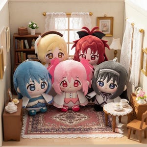 Puede incluir: Una colección de cinco muñecos de peluche con ojos grandes y pelo colorido, incluyendo azul, rosa, rojo, amarillo y gris. Los muñecos están dispuestos en un escenario de habitación en miniatura con una alfombra, muebles y una ventana.
