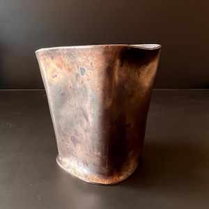Recipiente de cobre forjado a mano | Forma escultórica única | Soldadura y patinado con sulfuro | 98 mm