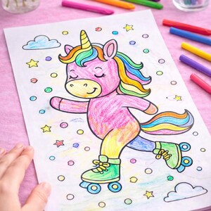 K&ouml;nnte beinhalten: Eine Ausmalvorlage mit einem rosa Einhorn auf Rollschuhen, mit einer Regenbogenm&auml;hne und einem Schweif. Das Einhorn ist von Sternen, Wolken und bunten Kreisen umgeben. Buntstifte in verschiedenen Farben sind um die Seite verstreut.
