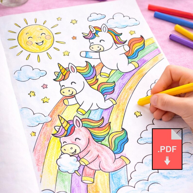 K&ouml;nnte beinhalten: Eine Malvorlage mit drei Einh&ouml;rnern mit Regenbogenm&auml;hnen und -schw&auml;nzen, die auf einem Regenbogen laufen. Eine l&auml;chelnde Sonne, Wolken und Sterne sind ebenfalls abgebildet. Eine Hand malt die Seite mit einem gelben Buntstift aus. Ein PDF-Download-Symbol befindet sich in der Ecke.