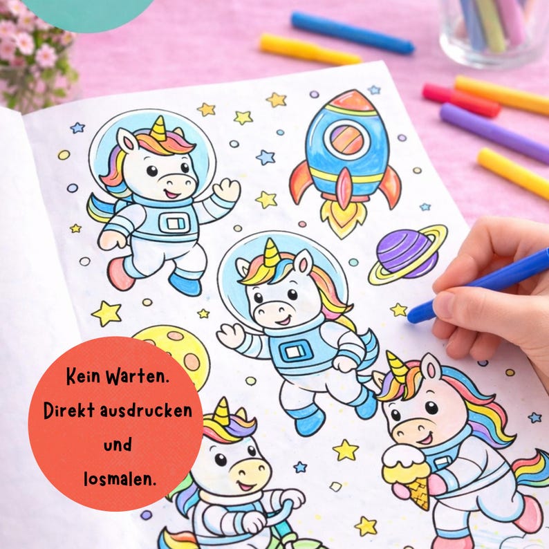 K&ouml;nnte beinhalten: Eine Malbuchseite mit Cartoon-Einh&ouml;rnern in Raumanz&uuml;gen, einer Rakete und Planeten. Die Einh&ouml;rner haben Regenbogenm&auml;hnen und H&ouml;rner. Die Seite wird mit einem blauen Marker ausgemalt. Der Text lautet: "Kein Warten. Direkt ausdrucken und losmalen."