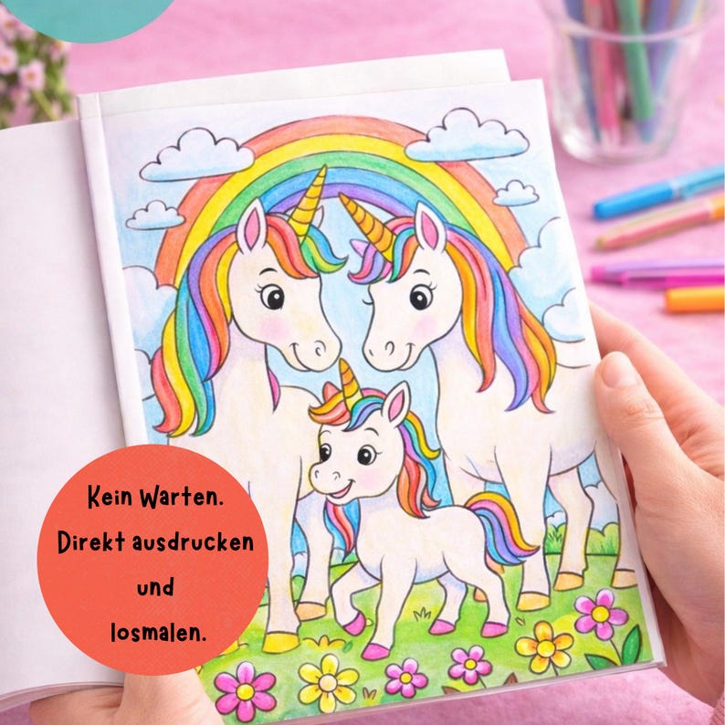 K&ouml;nnte beinhalten: Eine Malbuchseite mit drei Einh&ouml;rnern mit Regenbogenm&auml;hnen und -h&ouml;rnern unter einem Regenbogen. Die Seite ist ge&ouml;ffnet, und der Text "Kein Warten. Direkt ausdrucken und losmalen." ist auf einem orangefarbenen Kreis zu sehen.