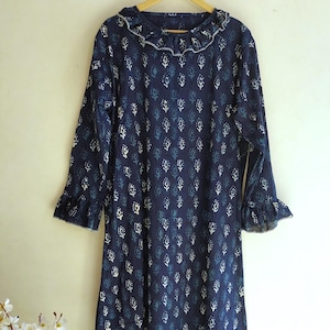 Indigofärgad nattlinne med volanger | Maxi i bomull med handtryck i blockmönster | Sovplagg i vintagestil med volangkrage