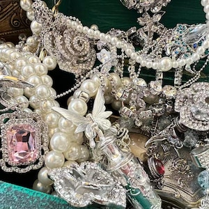 Pote de Joias Misterioso | Mix Aleatório de Anéis, Colares e Pulseiras | Estilo Vintage Minimalista e Elegante | Presente Surpresa para Ela