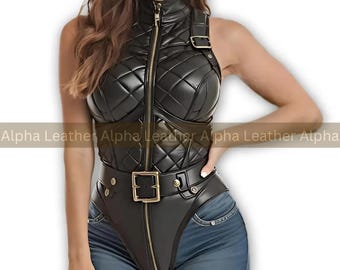 Gewatteerde zwarte schapenvachtleren bodysuit – op korset geïnspireerde outfit met riem en taille