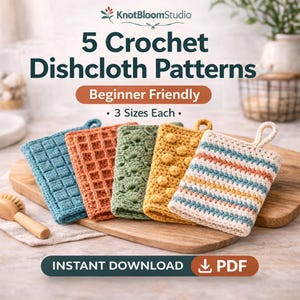 Puede incluir: Cinco coloridos paños de cocina de ganchillo en azul, naranja, verde, amarillo y crema, colocados sobre una tabla de madera. La imagen incluye el texto: "5 Crochet Dishcloth Patterns", "Beginner Friendly" y "Instant Download PDF."