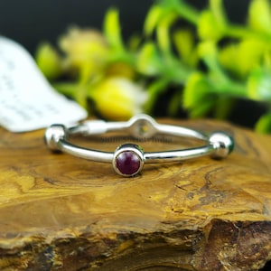 Könnte beinhalten: Ein Set aus drei Keramikbechern mit gesprenkelter, matter Oberfläche. Die Becher sind in Creme-, Hellgrau- und Dunkelgrautönen gehalten. Jeder Becher hat ein schlichtes, minimalistisches Design.