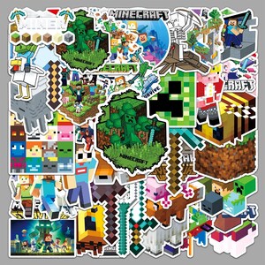 Può includere: Una collezione di adesivi colorati a tema Minecraft con vari personaggi, creature ed elementi di gioco. Gli adesivi presentano design pixelati, spade e il logo di Minecraft. Gli adesivi sono di varie forme e dimensioni.