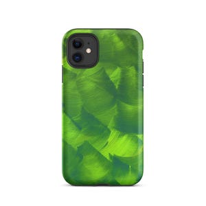 Op de afbeelding: Een groene telefoonhoes met een wervelend, gestructureerd patroon. De hoes heeft een glanzende afwerking en een uitsparing voor een camera met dubbele lens. Het ontwerp heeft groentinten, wat een dynamische en artistieke uitstraling creëert.