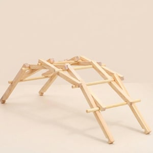 Może przedstawiać: Rustykalny drewniany znak w kolorze białym z napisem "Welcome" w stylu ręcznym. Małe, dekoracyjne serce jest przymocowane na dole. Przeznaczony do użytku wewnątrz i na zewnątrz, z efektem postarzenia.