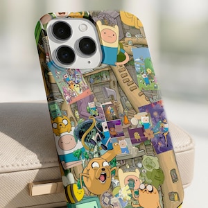 Puede incluir: Una funda de teléfono colorida con un collage de personajes de dibujos animados de la serie Adventure Time. La funda tiene un acabado brillante y presenta un diseño detallado con varios personajes.