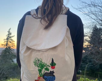 Cream cat bag in the living room, hand-embroidered.