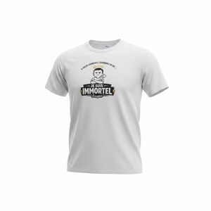 Può includere: T-shirt bianca con un design grafico. Il design presenta un personaggio dei cartoni animati con un'aureola sopra la testa e la scritta "JE SUIS IMMORTEL" in nero e giallo. La maglietta ha anche la scritta "Si râler augmente l'espérance de vie..." sopra il cartone animato.