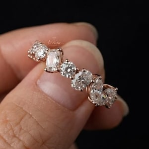 Anillo de moissanita de 2,0 quilates con múltiples formas, alianza de oro de 14 quilates. Elegante alianza de boda con una combinación de tallas ovalada, redonda, marquesa y radiante.