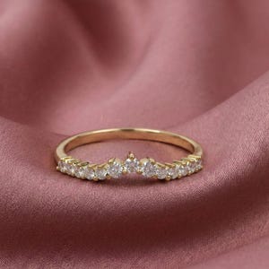 Anel com faixa curva em diamante, ouro 14K, diamante cultivado em laboratório, aliança minimalista em ouro, meia aliança, anel para usar em conjunto com outros anéis, anel de noivado feminino.