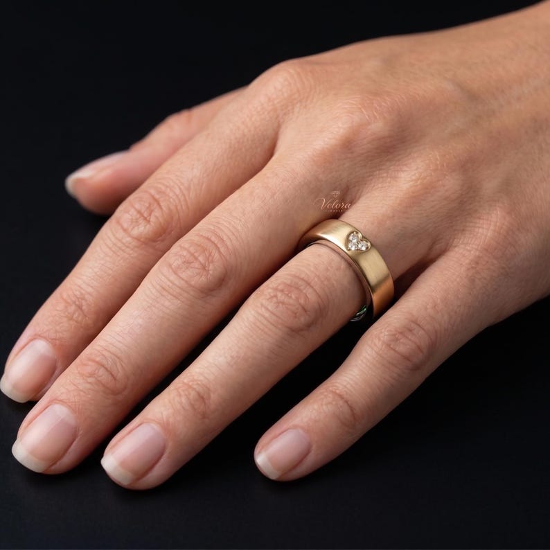 Elegant decorative band accent compatible with Oura Ring Gen 5, showcasing a rich matte gold finish and intricate diamond-cut detailing. This luxury smart ring jacket is designed to elevate the appearance of your wearable ring while maintaining comfort and style throughout the day.