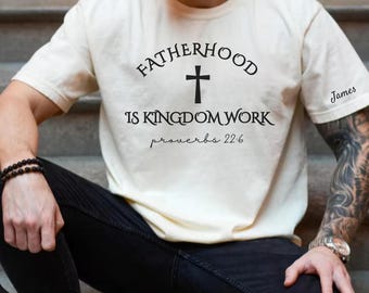 Comfort Colors ® Benutzerdefinierte Bibel Vers Vaterschaft Shirt Vatertag Geschenk Personalisierte Kinder Namen Papa Shirt Vaterschaft ist Königreich Arbeit T-Shirts