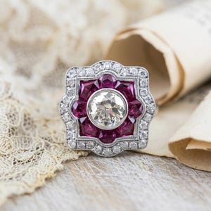 Art Deco Rubin Ring, Vintage inspirierter Verlobungsring für Frauen, multiform CZ-Stein Halo Ring, antiker Zielring, Mid-Century Retro Ring