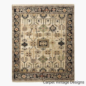 Peut inclure: Un tapis rectangulaire beige avec un motif géométrique complexe en noir, marron et vert. Le tapis a une bordure détaillée et un médaillon central. Le texte "Carpet Vintage Designs" est visible en bas.