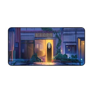 Alfombrilla de escritorio Sin Rostro con diseño de escaparate lluvioso, alfombrilla de escritorio de anime, alfombrilla de ratón extendida para juegos con acogedora calle japonesa, decoración de escritorio con estilo Studio Ghibli, regalo