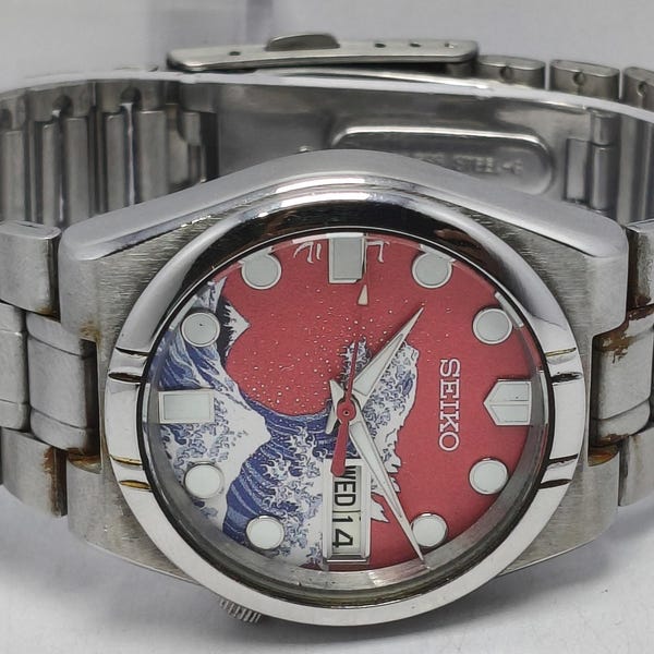 Reloj de pulsera automático Seiko Wave Godzilla reacondicionado: esfera roja, día y fecha, fabricado en Japón.
