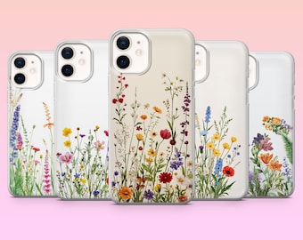 Op de afbeelding: Een verzameling doorzichtige telefoonhoesjes met een bloemenontwerp. Elke hoes heeft een andere opstelling van kleurrijke wilde bloemen, waaronder rode, gele, paarse en blauwe bloemen, tegen een neutrale achtergrond. De hoesjes worden gepresenteerd tegen een roze gradiëntachtergrond.