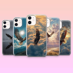 Può includere: Una collezione di cinque custodie trasparenti per telefoni con immagini di aquile in volo. Gli sfondi includono un tramonto, nuvole e un paesaggio montano. Le aquile sono raffigurate con piume marroni e bianche.