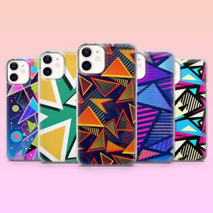 Op de afbeelding: Vijf smartphonehoesjes op een rij, elk met een eigen geometrisch patroon in levendige kleuren zoals oranje, geel, blauw, groen en roze. De ontwerpen bevatten driehoeken, strepen, stippen en lijnen op een donkere achtergrond.