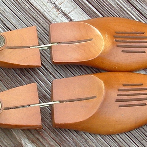 vintage FLORSHEIM - shoe trees- solid wood- cedar- sz 11- ee         still work- still nice