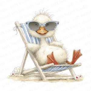 Puede incluir: Una ilustración caprichosa de un patito blanco y esponjoso con gafas de sol a rayas, relajándose en una silla de playa a rayas azules y blancas. El patito tiene patas naranjas y está en una playa de arena con flores blancas.