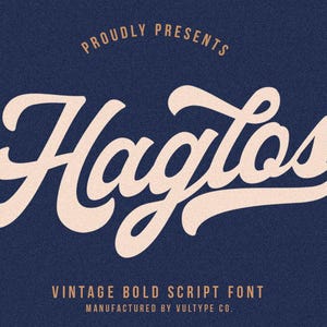 Puede incluir: Un diseño de fuente de estilo vintage con la palabra "Haglos" en una escritura en negrita de color crema. El texto está sobre un fondo azul marino texturizado. El texto adicional incluye "Proudly Presents", "Vintage Bold Script Font" y "Manufactured by Vultype Co."