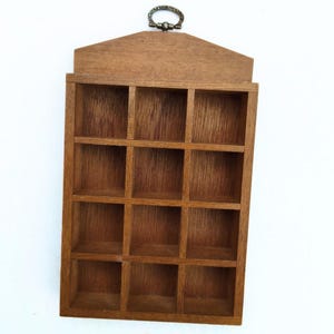 Estante expositor de madera vintage para dedales - Mini caja expositora para baratijas - Estante de pared pequeño con compartimento de almacenamiento - Vitrina rústica de madera