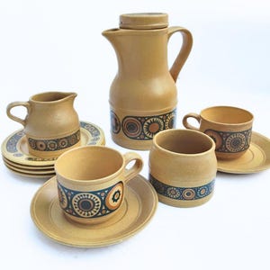 Vintage 1970-tals Kilncraft Bacchus kaffeservis - Koppar, fat, tallrikar, kaffekanna, mjölkkanna, sockerskål - Retro brunt och beige stengods